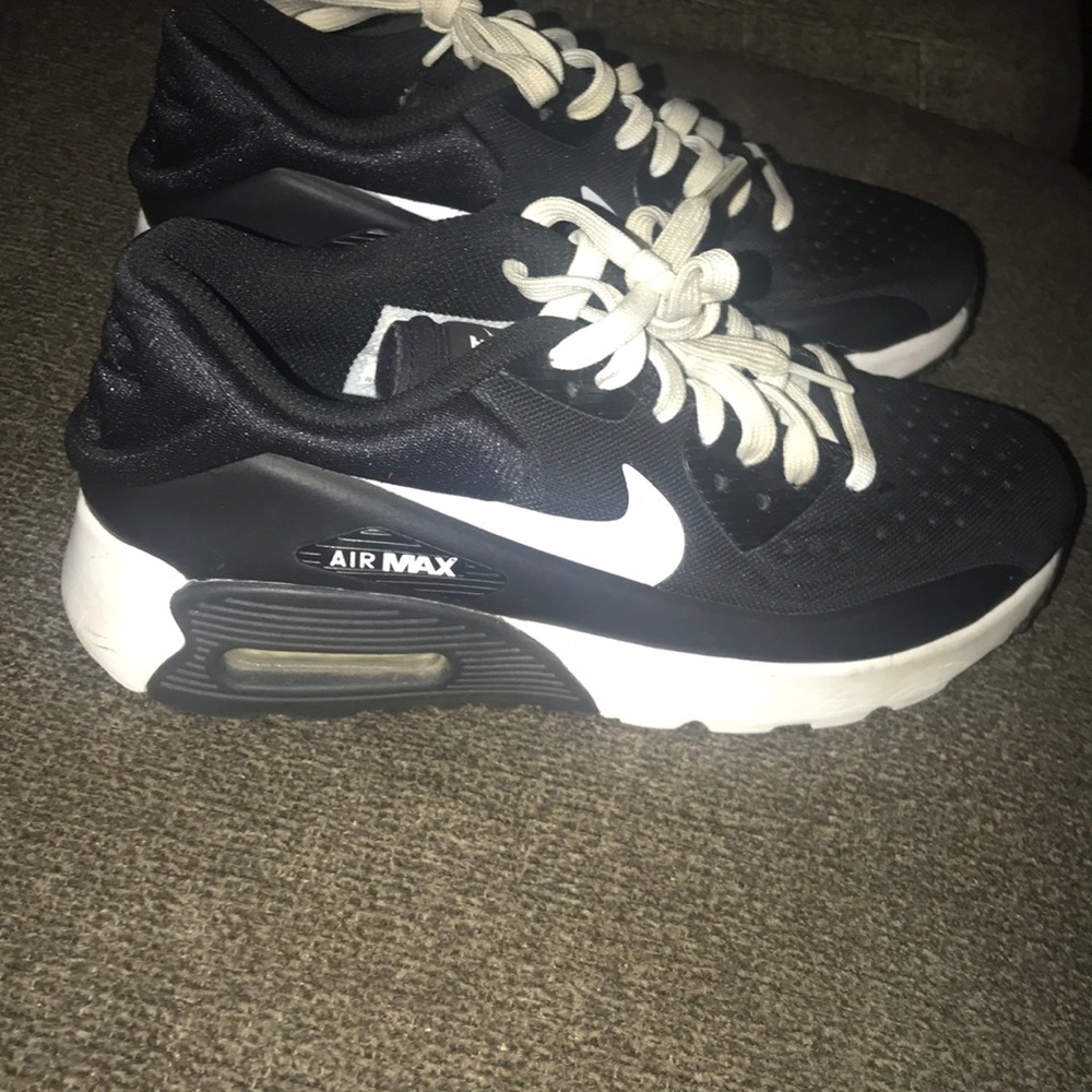 Nike kid shoes black and white